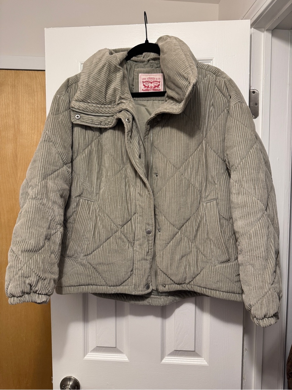 Levi's Quilted Corduroy Puffer Jacket in Light gray/green